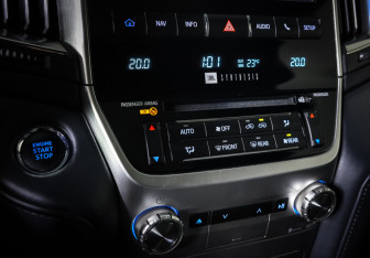 Подержанный автомобиль Toyota Land Cruiser Suv 2017 года (19 фото)