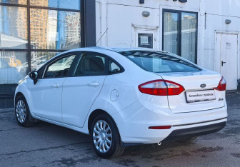 Подержанный автомобиль Ford Fiesta Sedan 2015 года (7 фото)