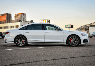 Подержанный автомобиль Audi S8 2020 года (7 фото)