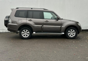 Подержанный автомобиль Mitsubishi Pajero 2015 года (4 фото)