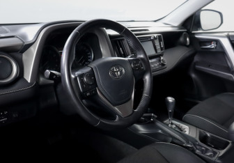 Подержанный автомобиль Toyota RAV4 2015 года (14 фото)