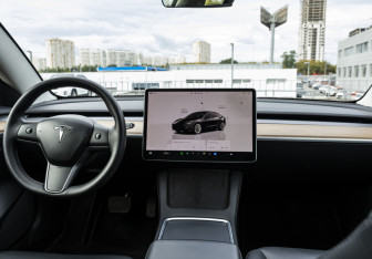 Подержанный автомобиль Tesla Model 3 2022 года (11 фото)