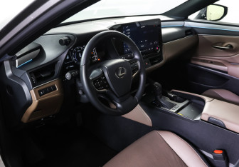 Подержанный автомобиль Lexus ES 2025 года (15 фото)