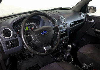 Подержанный автомобиль Ford Fusion 2008 года (9 фото)