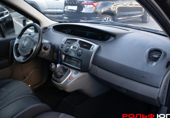 Подержанный автомобиль Renault Scenic 2006 года (7 фото)