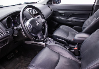 Подержанный автомобиль Mitsubishi ASX 2012 года (10 фото)