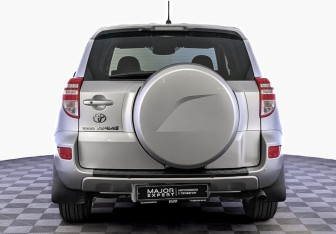 Подержанный автомобиль Toyota RAV4 2012 года (6 фото)