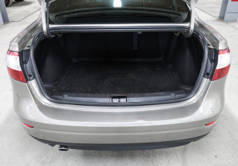 Подержанный автомобиль Renault Fluence 2012 года (10 фото)