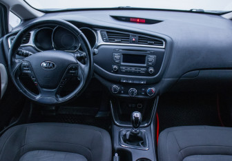 Подержанный автомобиль Kia Ceed Wagon 2015 года (13 фото)