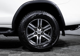 Подержанный автомобиль Toyota Fortuner 2022 года (15 фото)