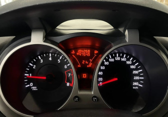 Подержанный автомобиль Nissan Juke 2011 года (15 фото)