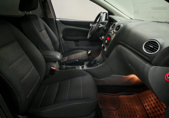 Подержанный автомобиль Ford Focus Hatchback 2010 года (9 фото)