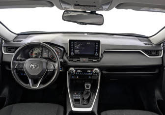 Подержанный автомобиль Toyota RAV4 2021 года (14 фото)