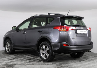 Подержанный автомобиль Toyota RAV4 2015 года (7 фото)