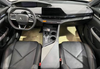 Подержанный автомобиль Changan UNI-V 2023 года (11 фото)