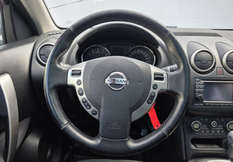 Подержанный автомобиль Nissan Qashqai 2010 года (12 фото)