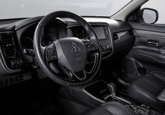 Подержанный автомобиль Mitsubishi Outlander 2020 года (14 фото)