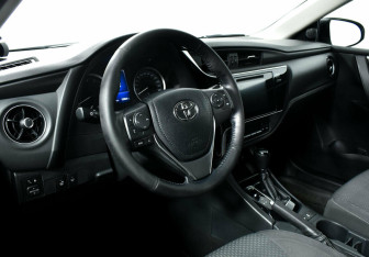 Подержанный автомобиль Toyota Corolla Sedan 2018 года (10 фото)