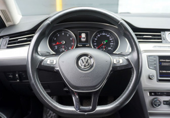 Подержанный автомобиль Volkswagen Passat Sedan 2017 года (14 фото)