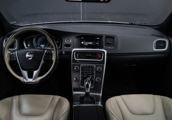 Подержанный автомобиль Volvo S60 2014 года (9 фото)