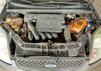 Подержанный автомобиль Ford Fiesta Hatchback 2008 года (15 фото)