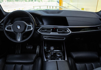 Подержанный автомобиль BMW X7 2019 года (10 фото)