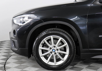 Подержанный автомобиль BMW X1 2017 года (7 фото)