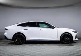 Подержанный автомобиль Changan UNI-V 2022 года (4 фото)