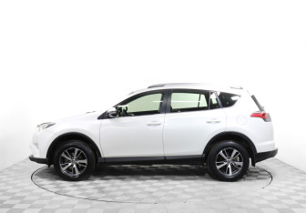 Подержанный автомобиль Toyota RAV4 2015 года (8 фото)