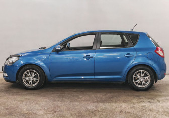 Подержанный автомобиль Kia Ceed Hatchback 2011 года (8 фото)