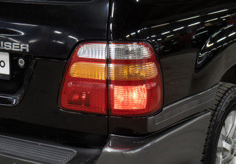 Подержанный автомобиль Toyota Land Cruiser Suv 2002 года (23 фото)