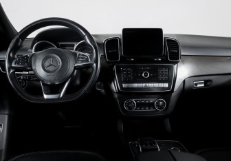 Подержанный автомобиль Mercedes-Benz GLE 2015 года (12 фото)