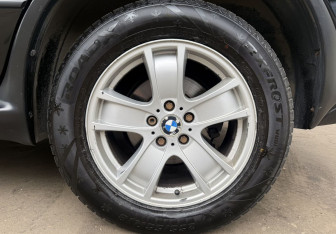 Подержанный автомобиль BMW X5 2005 года (9 фото)