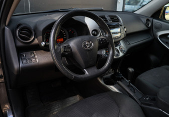 Подержанный автомобиль Toyota RAV4 2012 года (12 фото)