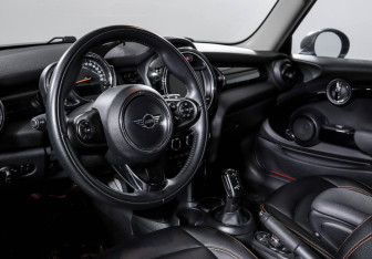 Подержанный автомобиль MINI Hatch 2018 года (14 фото)