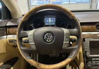 Подержанный автомобиль Volkswagen Phaeton 2010 года (19 фото)