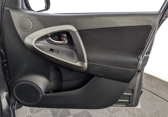 Подержанный автомобиль Toyota RAV4 2012 года (24 фото)