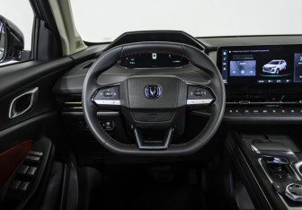 Подержанный автомобиль Changan UNI-S 2024 года (10 фото)