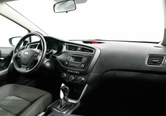 Подержанный автомобиль Kia Ceed Hatchback 2015 года (5 фото)