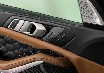 Подержанный автомобиль BMW X5 M 2024 года (15 фото)