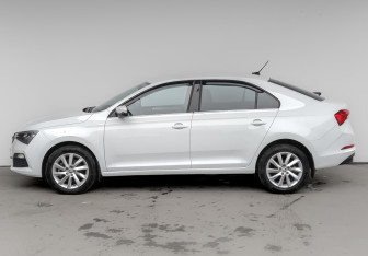 Подержанный автомобиль Skoda Rapid Liftback 2022 года (8 фото)