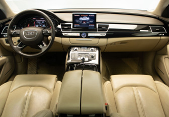 Подержанный автомобиль Audi A8 2016 года (8 фото)