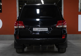 Подержанный автомобиль Toyota Land Cruiser Suv 2008 года (6 фото)