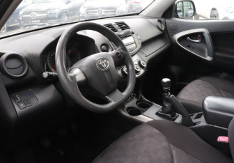 Подержанный автомобиль Toyota RAV4 2010 года (13 фото)
