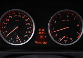 Подержанный автомобиль BMW X6 2012 года (12 фото)