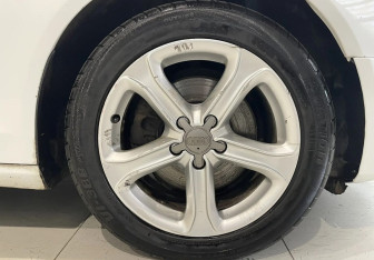 Подержанный автомобиль Audi A4 Sedan 2013 года (17 фото)