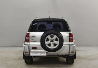 Подержанный автомобиль Toyota RAV4 2003 года (6 фото)