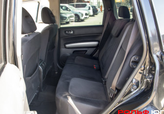 Подержанный автомобиль Nissan X-Trail 2011 года (8 фото)