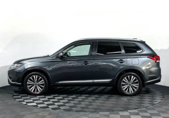 Подержанный автомобиль Mitsubishi Outlander 2019 года (8 фото)