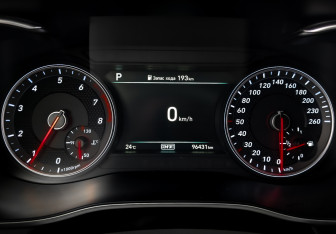 Подержанный автомобиль Genesis G70 2020 года (13 фото)